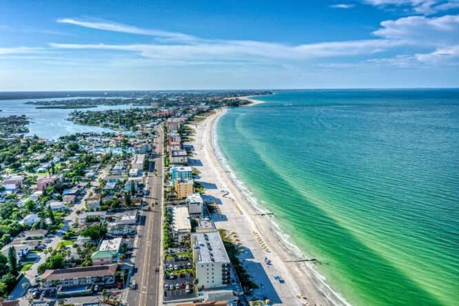 Sunset Beach Suites St. Pete Beach Eksteriør bilde